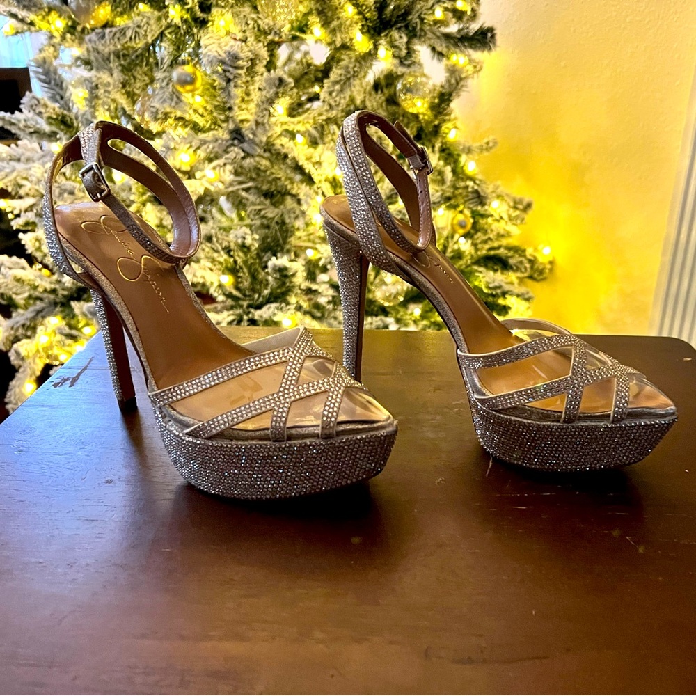 Jessica Simpson Women's Oluina Embellished Platform Pump. Size 7M/37.5